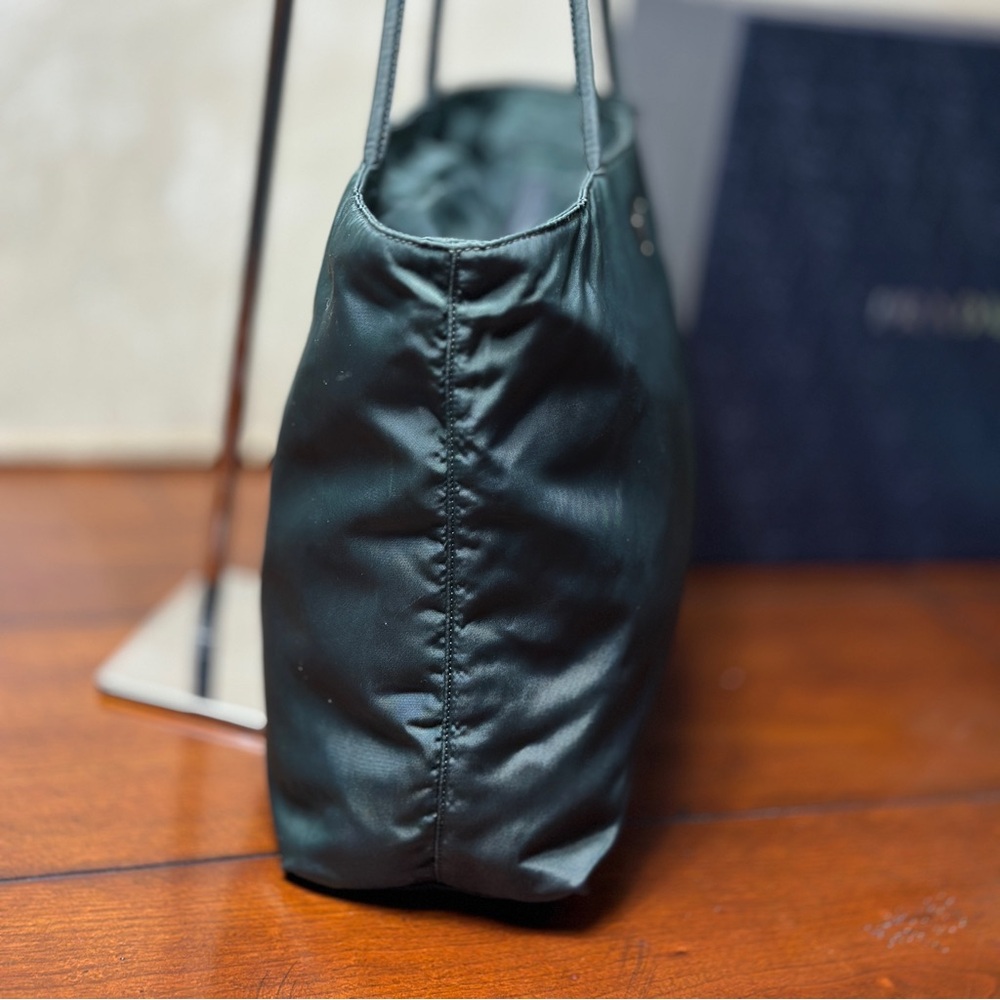 AUTHENTIC Prada tote/handbag. Color: Green. - Picture 3 of 16